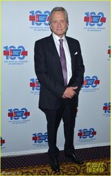 组图：道格拉斯参加抗癌活动 曾因口交致喉癌