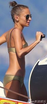 组图：妮可-里奇携家人出海 金色比基尼秀蛮腰