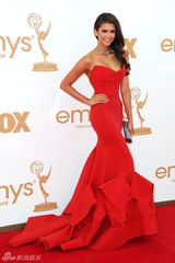 组图：艾美奖红毯 妮娜-杜波夫抹胸红裙秀美背