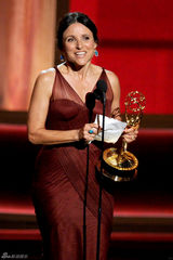 组图：朱莉娅-刘易斯-德利法斯凭借《二当家》夺喜剧类视后