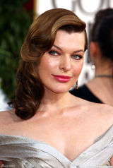 高清图：米拉-乔沃维奇深V礼服魅惑十足