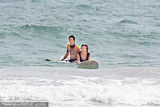 组图：乐基儿回港冲浪兴致高 丰乳湿身活力诱人
