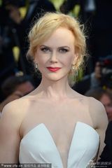 组图：评委妮可-基德曼深V白裙性感惊艳