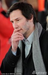 组图：里维斯亮相《肩并肩》首映 与摄影师显亲密