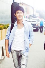 组图：张天其休闲写真奏响音乐狂想曲