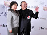 高清组图：吴宇森携夫人亮相网络庆典 红毯亲密秀恩爱