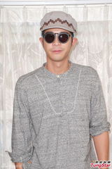 组图：廖启智坦言为牌照事件心情尴尬不平衡