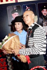 组图：汪明荃生日罗家英送香吻 马不停蹄宣传粤剧