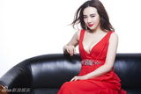 组图：孟茜深V裙烈焰红唇秀性感