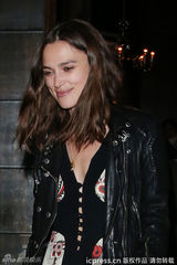 组图：奈特莉婚后首亮相晒钻戒 老公懒理狗仔