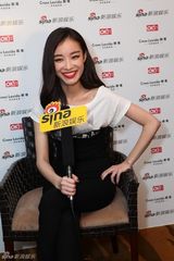 组图：新浪娱乐明星街拍盛典对话倪妮