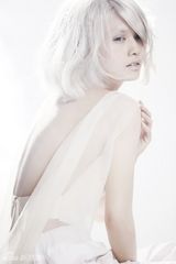 组图：杨丞琳写真化身温柔天使 薄纱隐秀美肩