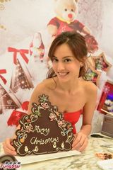 组图：名模Mandy Lieu巧手炮制巧克力圣诞树