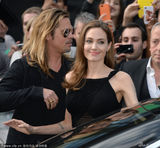 组图：朱莉切乳腺后首现身火辣依旧 与皮特热吻