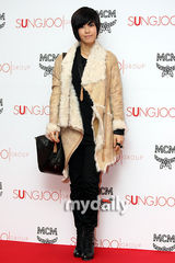 组图：2NE1李瑶媛等出席时尚品牌发布会