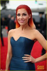 组图：歌手Bonnie McKee坠地蓝裙红发抢眼