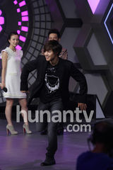 组图：金贤重录制《大本营》 搞怪卖萌惹粉丝尖叫