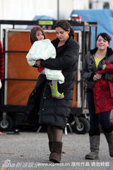 幻灯：苏瑞探班妈妈新戏 遇狗仔秀红短袖裙抢镜