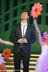 幻灯图：成龙容祖儿献唱世博倒计时100天