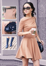 组图：周牧茵街拍 裸色连衣裙搭长靴