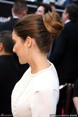 高清组图：奥斯卡红毯谢琳-伍德蕾白色礼服端庄