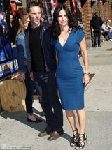 组图：《老友记》莫妮卡蓝裙出镜  感慨重聚难