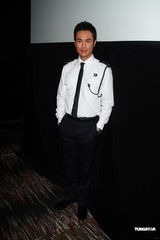 组图：郑嘉颖澄清相伴“宫女”只是助理