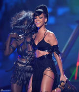 组图：蕾哈娜狂野献唱《美国偶像》总决赛