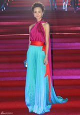 组图：张歆艺亮相北京电影节红毯 撞色长裙优雅抢眼