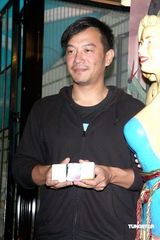 幻灯图：桂纶镁出席活动 用片中道具与影迷交换故事