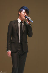 独家：JYJ金俊秀帅气宣传音乐剧《December》