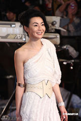 高清：张曼玉挽李安压轴 白色礼服现身引尖叫