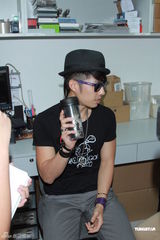 组图：吴建豪香港办歌迷会 送保温杯回馈歌迷