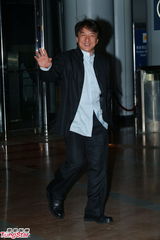 组图：晶刚香港婚礼 成龙休闲西装现身大气招呼媒体