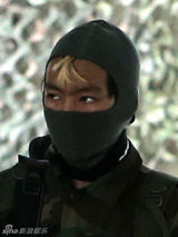 组图:朱莉养子马克多斯迷彩服配散弹枪帅气十足