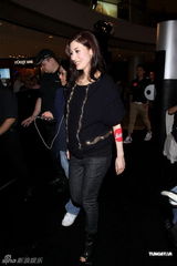 组图：李嘉欣大腹便便出席活动 透露要剖腹产