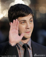 组图：《三个火枪手》开幕东京 乔沃维奇美艳亮相