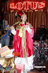 幻灯组图：沈玉琳平安夜庆生 告别单身向女友求婚