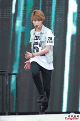 组图：香港巨蛋音乐节f(x)领衔冒台风献歌舞