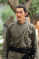 组图：《等待绽放》张翰造型多变玩穿越