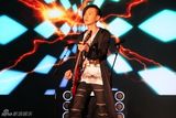 组图：黄义达时装盛典获奖 现场献唱《微光》