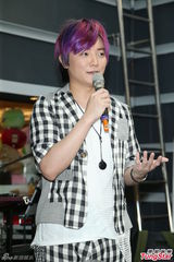 组图：阿沁升格当作家 F.I.R年底出新专辑