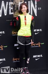 组图：宋智孝等参加长跑活动 俊美夫妇携手亮相