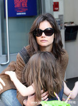 幻灯图：凯蒂抱女儿逛名店 小苏瑞绿包绿靴惹眼