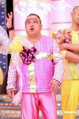 幻灯图：曾志伟主持节目 年轻艺人举止夸张尺度大