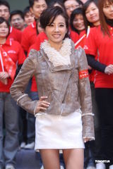 组图：蔡依林代言忙做蛋糕 谈及男友锦荣笑而不答