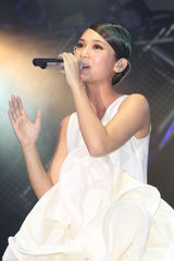 组图：杨丞琳个唱化身摇滚精灵 打造魔幻舞台