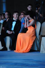 组图：许茹芸荧光长裙搭几何图案夸张项链亮相