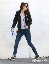 组图：暮光女戴哈利波特眼镜外出 紧盯手机锁眉