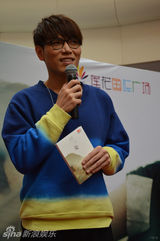 组图：杨宗纬上海签售新专辑场面温馨